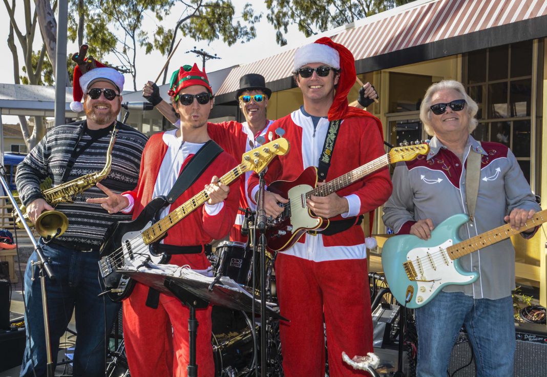 Popular CdM Christmas Walk Fills Village With Holiday Spirit Newport